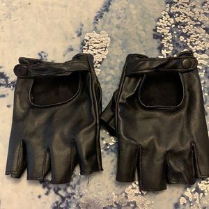 Fingerless black gloves